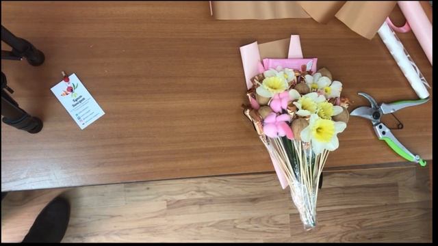 Бесплатный мастер класс видео по сборке сладкого букета с цветами