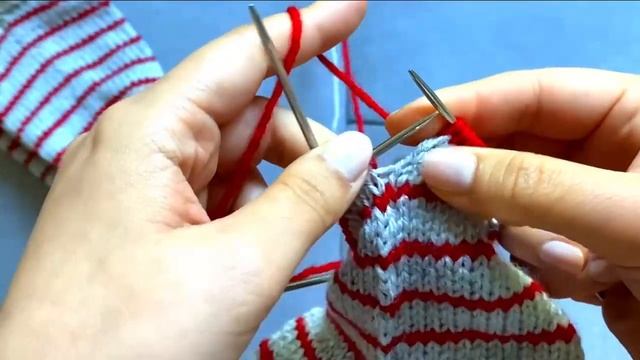 Вязание двумя цветами спицами по кругу #knittingsocks #вязаныеноски
