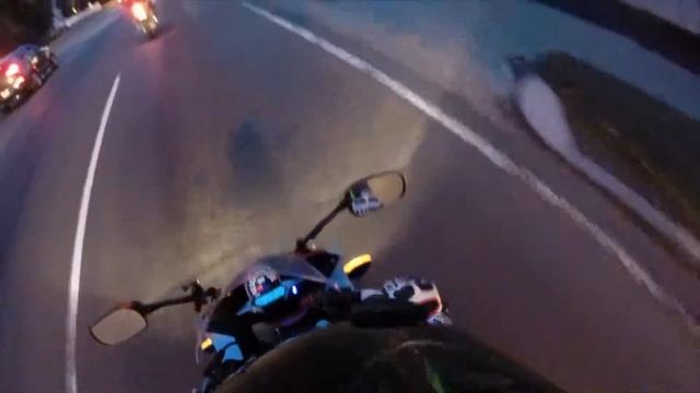 Honda CBR 250R Sport Bike on Freeway смотреть онлайн