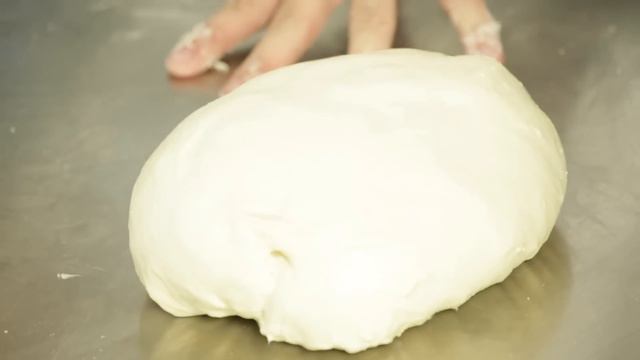 Pizza napoletana fatta in casa: la marinara di Vincenzo Capuano смотреть онлайн