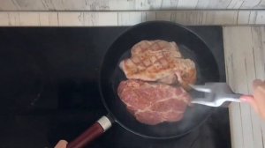 КАК ПРИГОТОВИТЬ СТЕЙК ИЗ СВИНОЙ ШЕИ НА СКОВОРОДЕ? Вкусный и сочный, на скорую руку