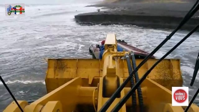 Машину смыло в Тихий Океан /The car fell into the water / La voiture est tombée dans l'eau смотреть онлайн