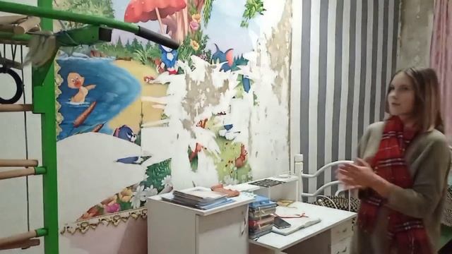 Мы делаем ремонт.Клеем обои Подарок от Алёнушки. смотреть онлайн