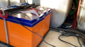 Заряжаем 24 вольтовый грузовик от 12 вольтового зарядника