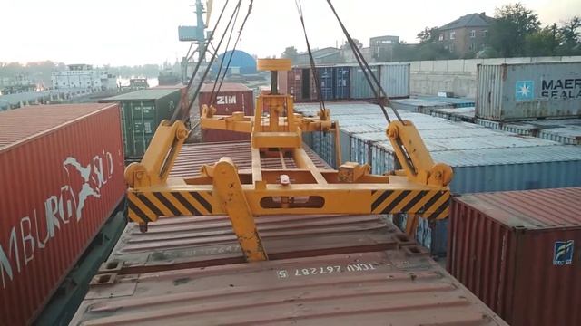 КАК РАБОТАЕТ АВТОМАТИЧЕСКИЙ СПРЕЙДЕР С ПОМОЩЬЮ ДОКЕРА НА ВЫГРУЗКЕ КОНТЕЙНЕРА смотреть онлайн