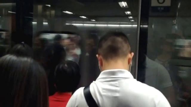 Час пик в метро Гонконга Rush hour in Hong Kong MTR Subway Metro смотреть онлайн