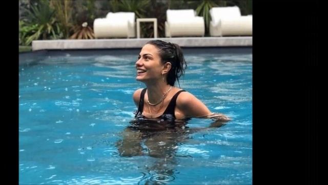 ¡Demet Özdemir quemó oficialmente Instagram! Se llenó de admiración por su pose sin ropa interior смотреть онлайн