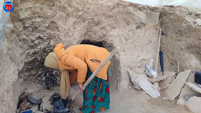 Hard Nomadic Life In The Mountains: Mother's Tricks To Keep Children Warm