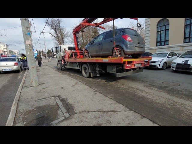 Эвакуация Опеля с тротуара. Пл. Свободы. Победа клумбы. смотреть онлайн