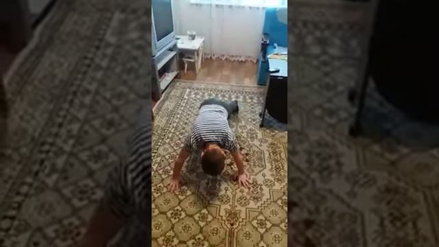 Рома отжимается 25 раз отжимание. смотреть онлайн