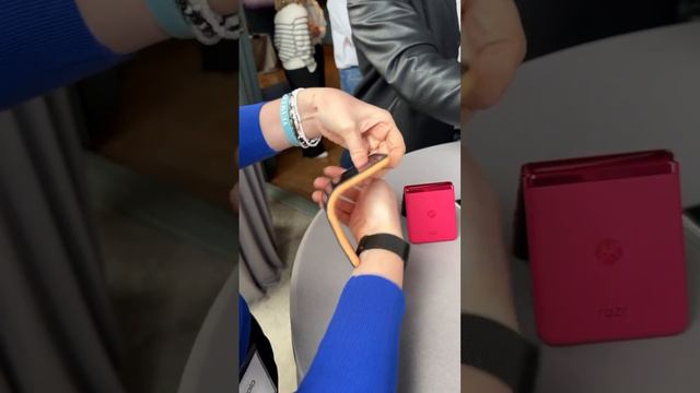 Would You Wear This Rollable Concept Phone? смотреть онлайн