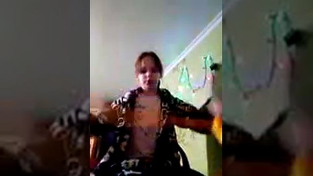 ВЕШАЕМ ГИРЛЯНДУ НА СТЕНУ смотреть онлайн