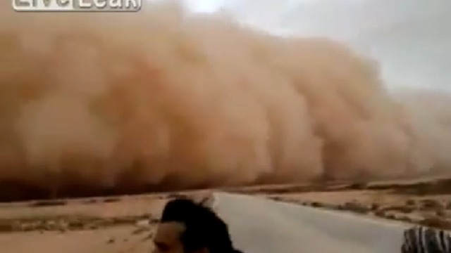 На машине от песчаной бури смотреть онлайн