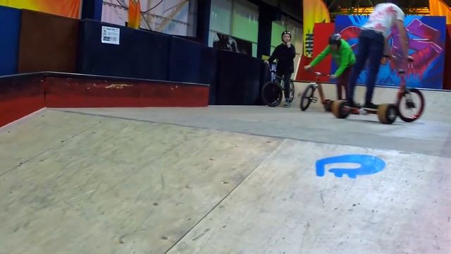 Трюки на дрифт трайке в скейт парке | Drift Trike in Skate Park #TORNADOTRIKES смотреть онлайн