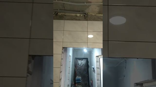 Стройка. Санузел. Над дверью подрезка плитки. смотреть онлайн