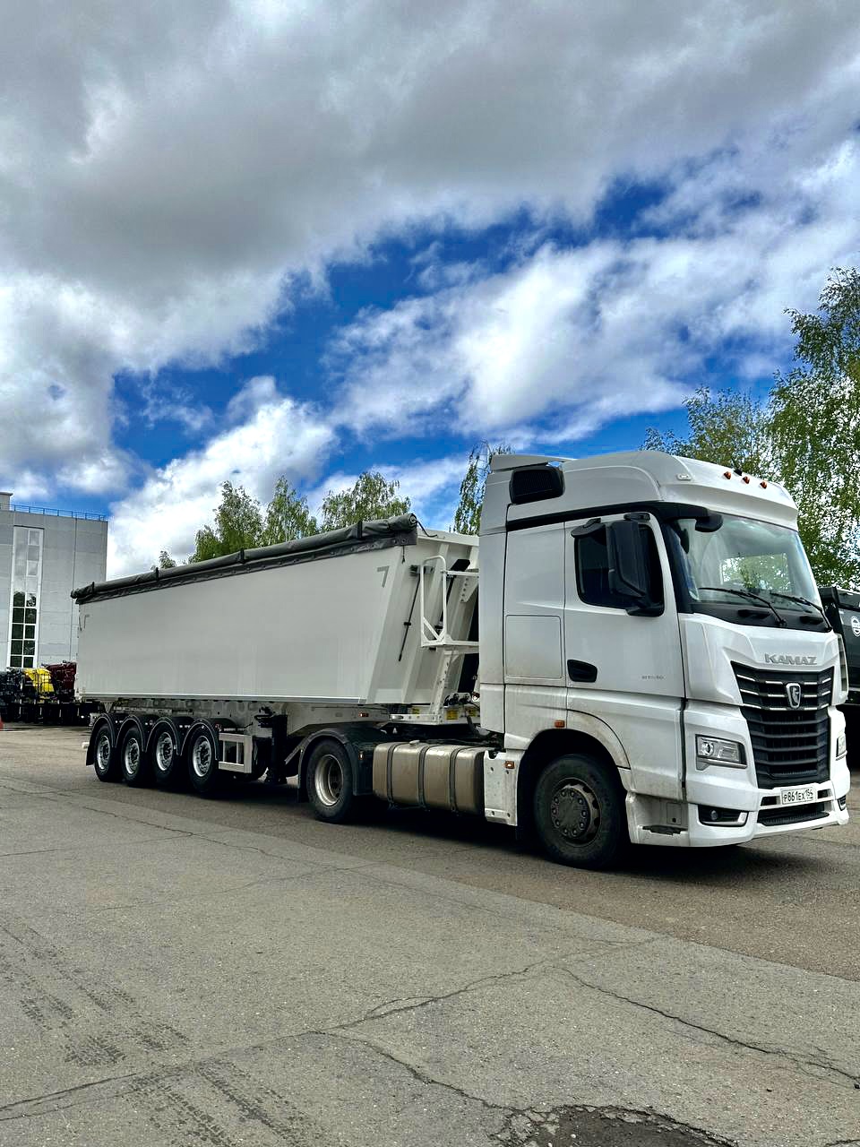 Отгрузка белого алюминиевого полуприцепа в Новосибирск смотреть онлайн