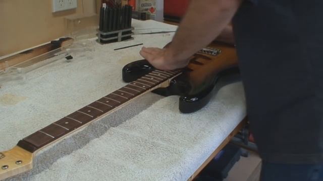 Stratocaster Guitar Build - Part 8 - Grainfill Body / Align Neck / Wire Pickguard смотреть онлайн