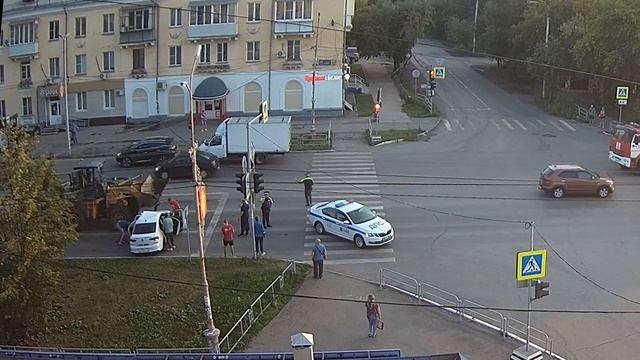 В Копейске Volkswagen Polo врезался во фронтальный погрузчик смотреть онлайн