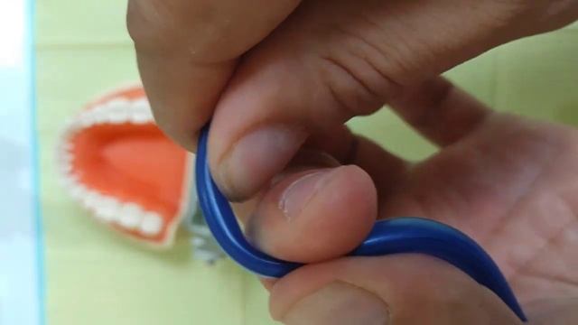 Как ассистенту врача стоматолога правильно согнуть наконечник слюноотсоса в различные конфигурации. смотреть онлайн