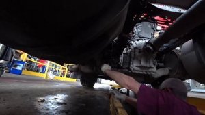 Замена масла в КПП и мосту Volvo FH. Откуда сливать, где уровень, сколько литров и сколько стоит?