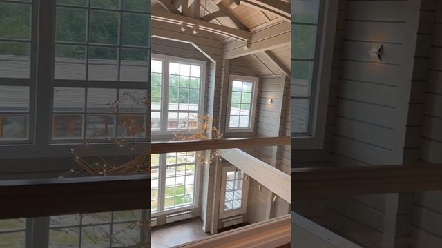 Лестница со стеклянным ограждением и двусветная гостиная в доме смотреть онлайн