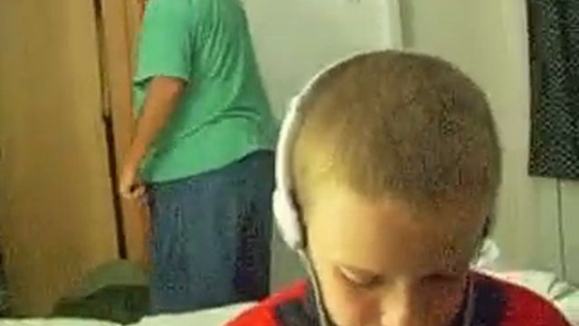 Мальчик дудит / Boy dudit смотреть онлайн