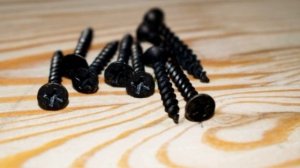 Почему белые и желтые саморезы крепче черных?