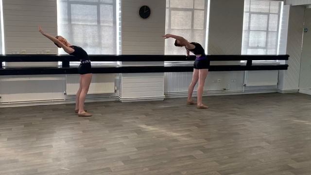Limbering at the barre - Stretching exercise смотреть онлайн