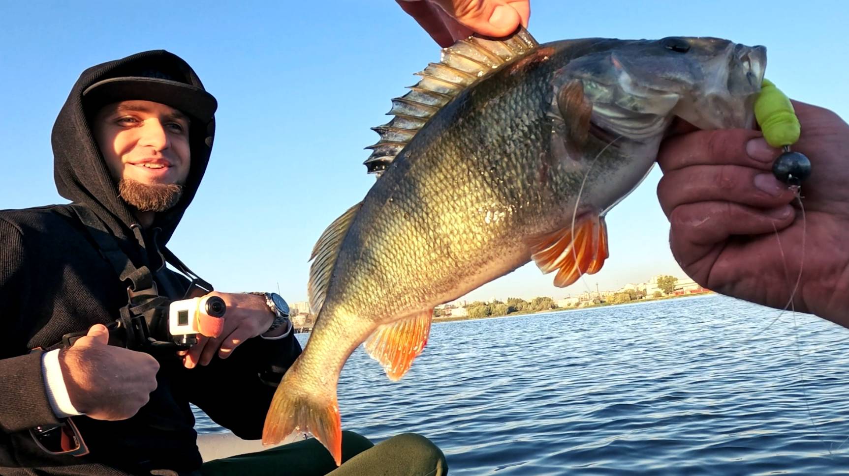 ЧТО ЕСТ КИЛОГРАММОВЫЙ ОКУНЬ!? БОЛЬШОМУ РТУ - БОЛЬШУЮ ПРИМАНКУ! смотреть онлайн