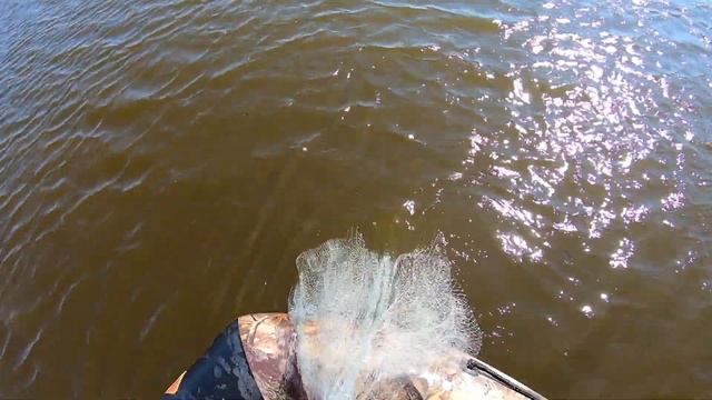 РЫБАЛКА КАСТИНГОВОЙ СЕТЬЮ С ЛОДКИ. СПЛАВ ОТ СЕКРЕТНОГО МОСТА ДО ОЗЕРА. смотреть онлайн