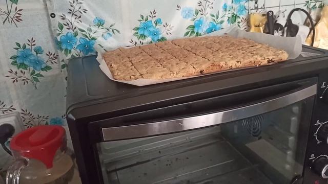 Ждём папу с пампушками ?. Подснежники отцвели уже . Пчела залетела мне в рукав? Пеку печенье Мазурк смотреть онлайн