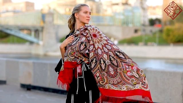 Платок шерстяной с шелковой бахромой 