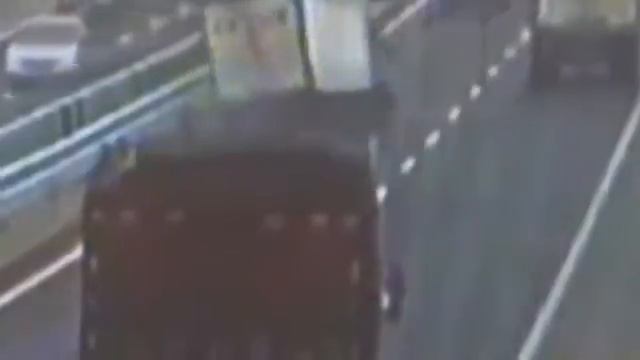 Прикол на трассе ! Перевернулся но не сразу смотреть онлайн