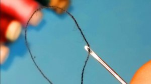 Как продеть нитку в иголку и завязать узел. Самый необычный способ!