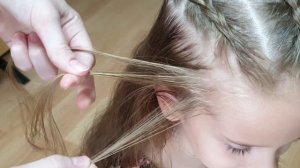 Сестричка заплетает косички/как делать косички с захватом через низ. я живу в Израиле.