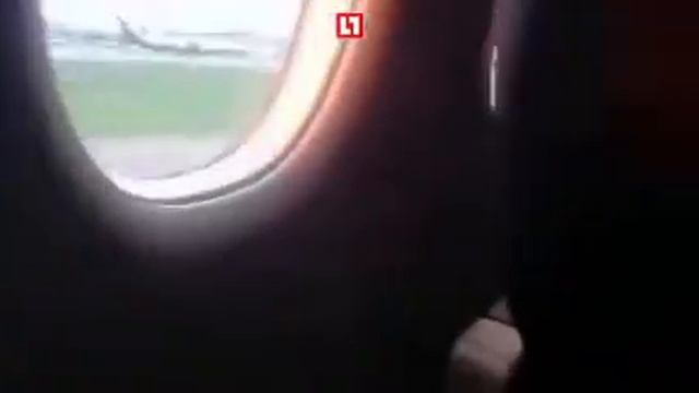 из горящего самолета SSJ 100 в Шереметьево смотреть онлайн