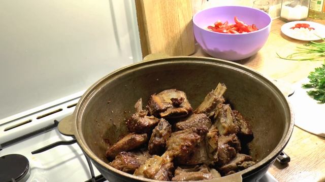 Жареные говяжьи рёбрышки. С луком, картофелем, чесноком, сезонным перчиком. Очень вкусно! смотреть онлайн