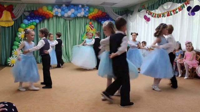 Танец ГОЛУБЫЕ ТУЧИ в 72 садике смотреть онлайн
