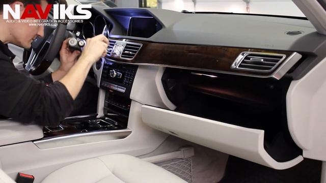 Mercedes Benz W212 2014 E350 NAVIKS Video in Motion Install. смотреть онлайн