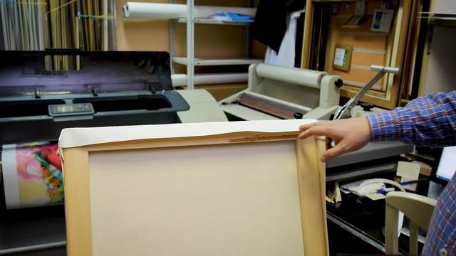 Натяжка холста на подрамник от типографии www.moscowyard.ru смотреть онлайн