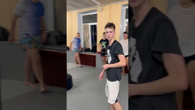 Чемпион КФС, Ростикс, Черный плащ, Пчеломет, Пельмень, Хотюнцев,кто смог свалить? смотреть онлайн
