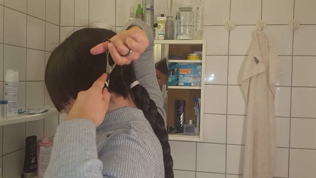 Gorgeous German-Vietnamese girl cuts off her 28 inch braids смотреть онлайн
