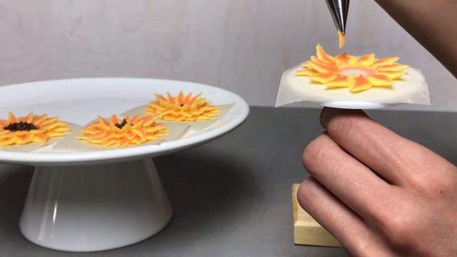 How to pipe a sunflower using two toned buttercream смотреть онлайн