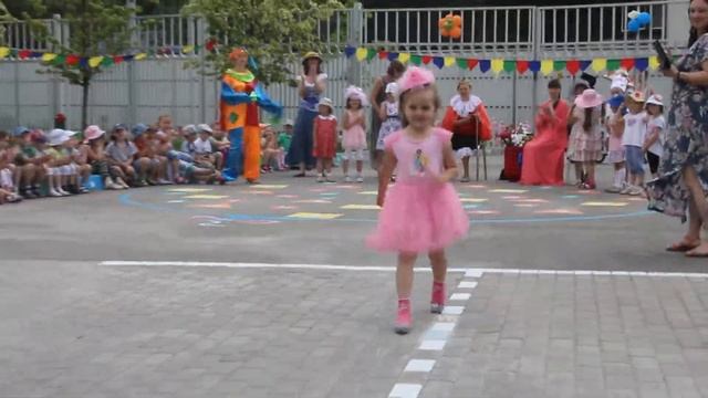 Садик. Выход Насти. Конкурс шляпок 2016 смотреть онлайн