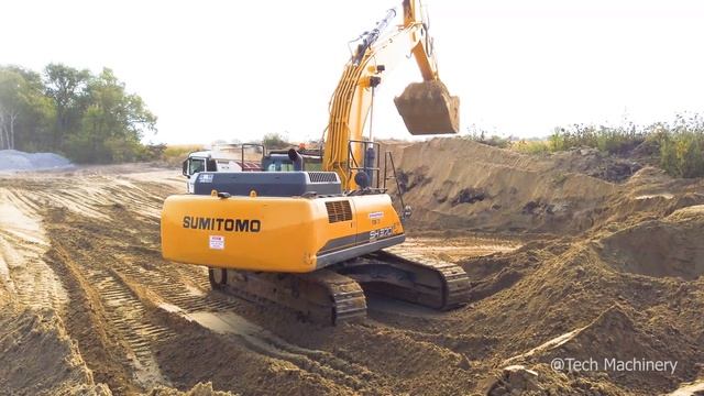 Экскаватор Sumitomo грузит самосвал MAN смотреть онлайн
