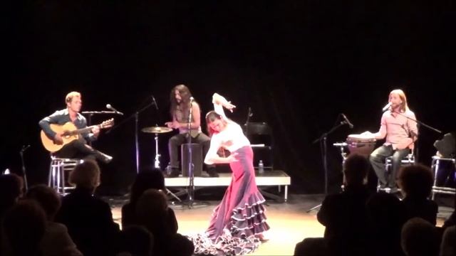 Alexandra Arnaud-Bestieu Alegria con bata de cola y abanico смотреть онлайн