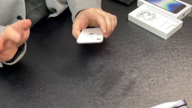 iPhone SE (2022) Starlight Unboxing + First Impressions: Old, But New! смотреть онлайн
