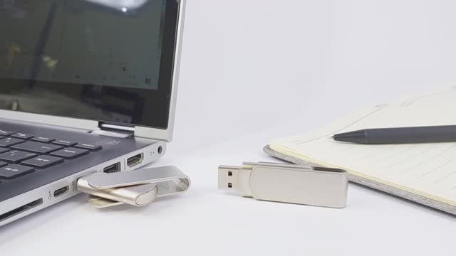 Серебристые флешки Swing Metall смотреть онлайн