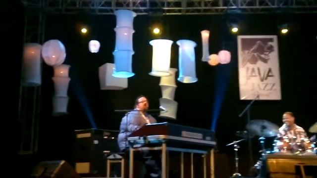 Joey De Francesco performing One Hundred 100 Ways at Java Jazz 2011 смотреть онлайн