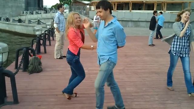 Мост 18.07.2012 г. Монти за девочку танцует))) смотреть онлайн